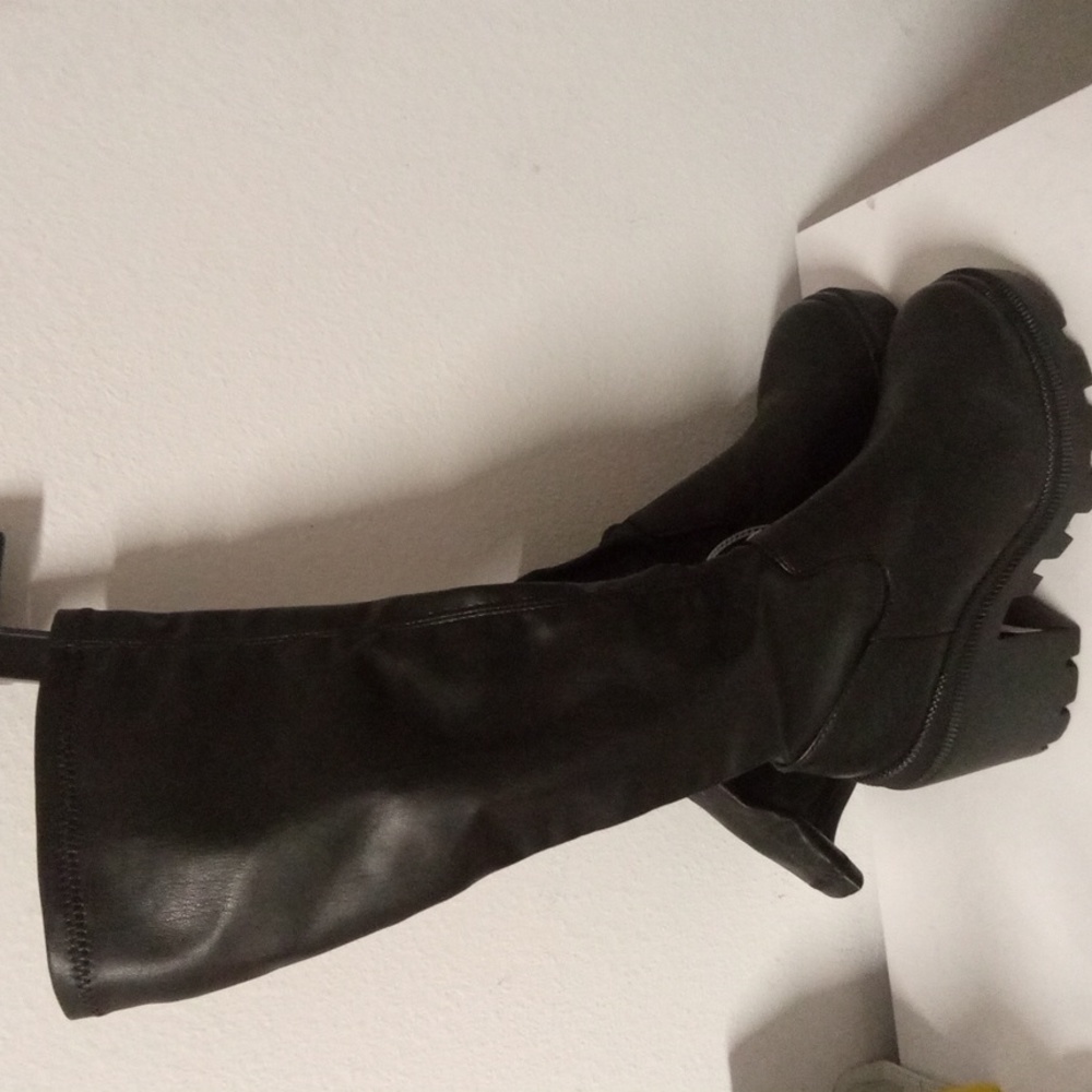 Brand new pair of STEVE MADDEN ROXXANNA boots